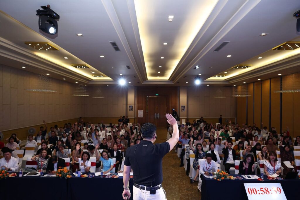 Thầy giảng trước hội trường hàng trăm học viên
