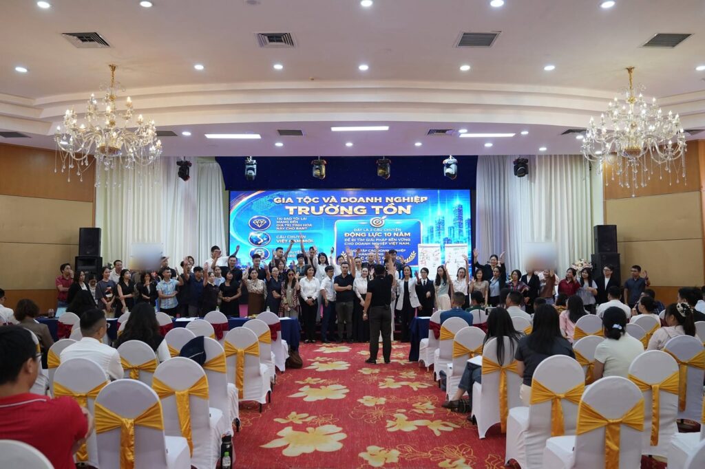 Hội trường chương trình Gia tộc và Doanh nghiệp trường tồn với đông đảo học viên