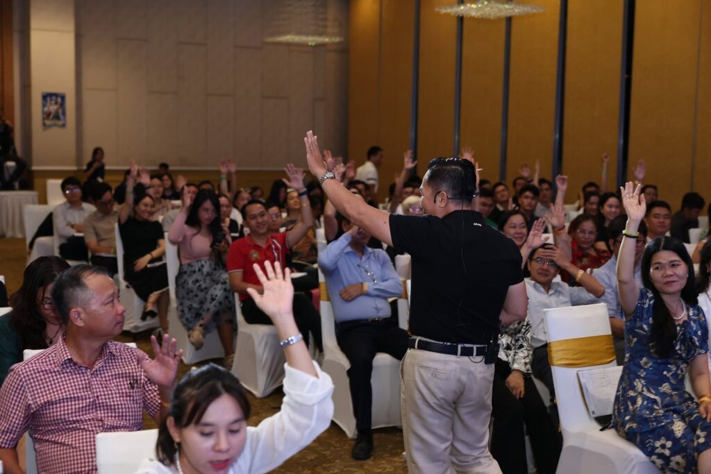 Học viên giơ tay tương tác trong chương trình của Thầy Dương Minh Triết
