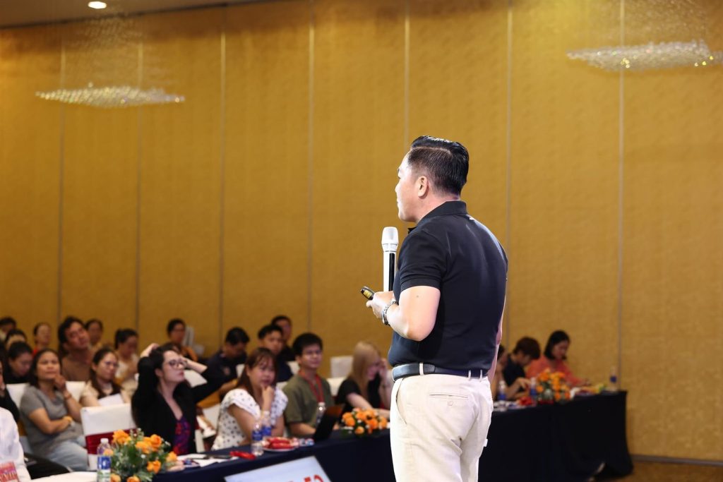 Dương Minh Triết chia sẻ kiến thức với học viên tại lớp học