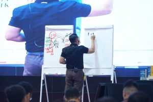 Dương Minh Triết tương tác với học viên trong buổi học